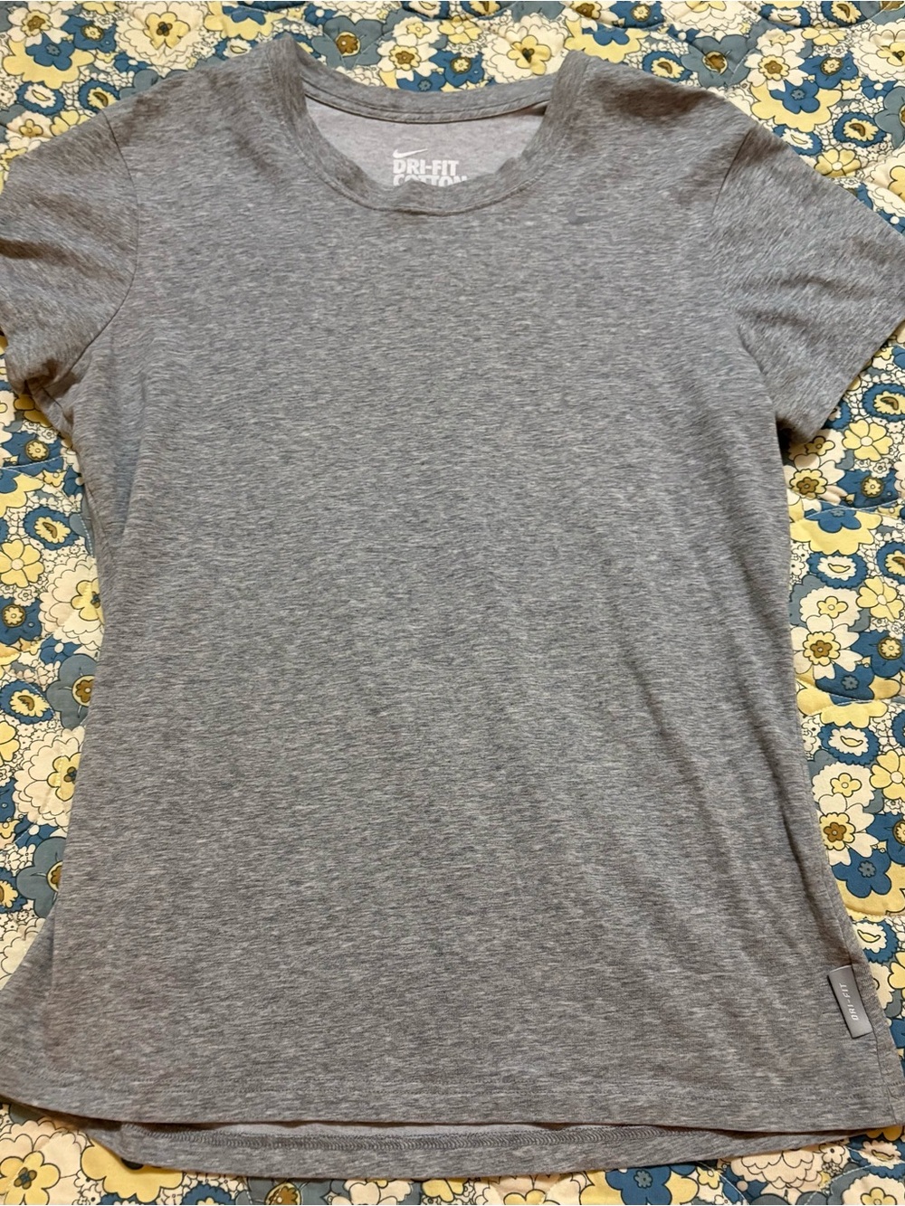 Nike dri-fit women’s size large light gray top